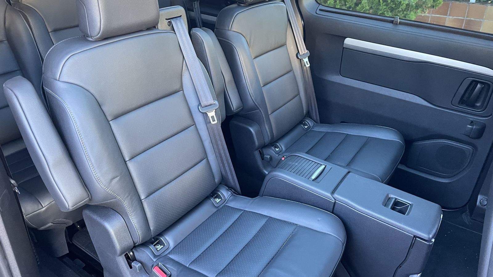 Por espacio, asientos o funcionalidades, especialmente las plazas centrales son dignas de una limusina de lujo.