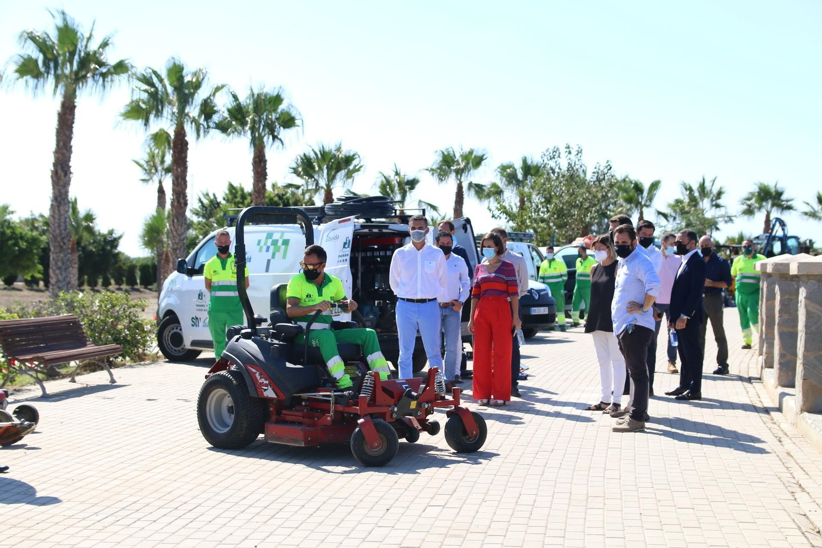 El alcalde y la concejal Cobos, en la reciente presentación de la nueva maquinaria de parques y jardines.