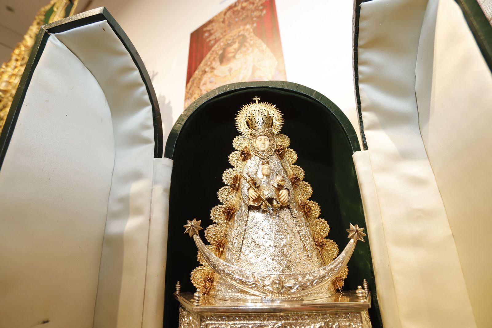 Imágenes de la inauguración de la exposición Regina Roris en la sala de la Fundación Cajasol 'El Comercial'