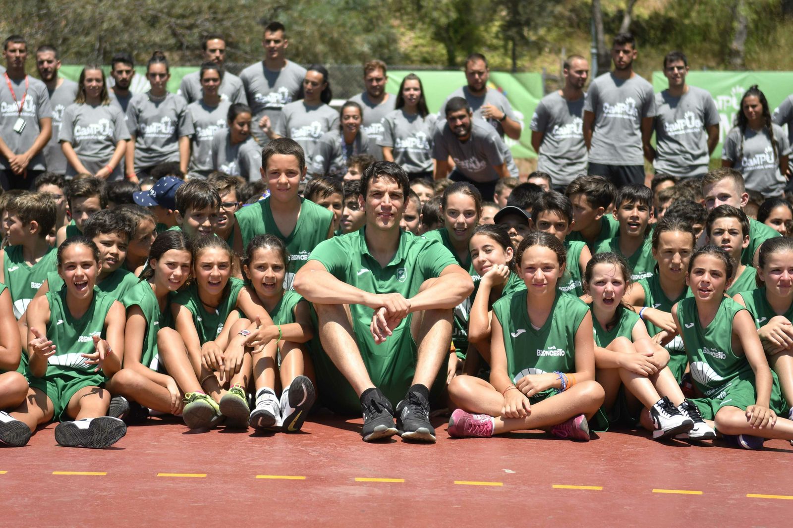 La visita de Carlos Suárez al Campus Unicaja, en fotos