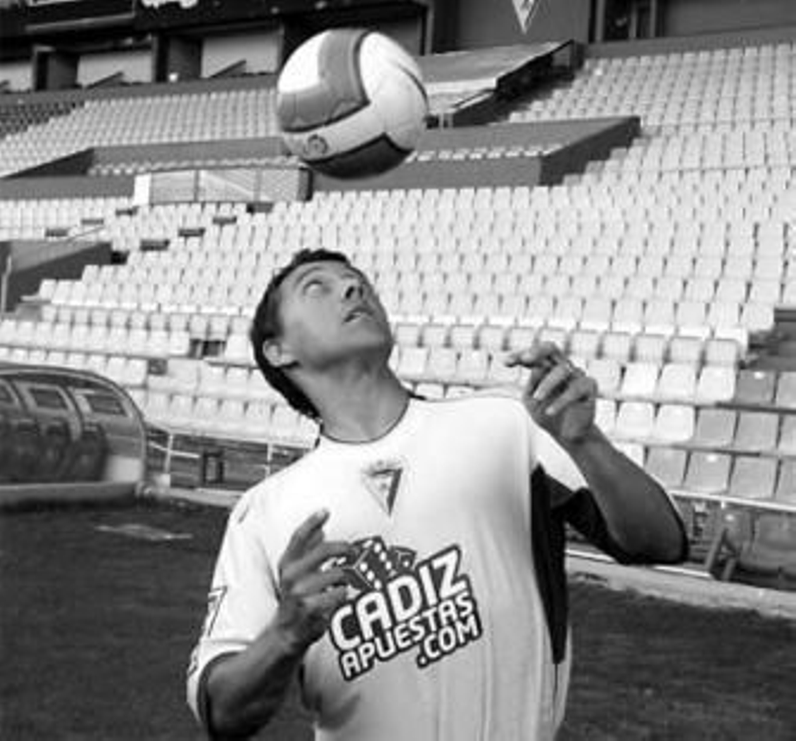 Rosu, vestido de amarillo, realiza varios toques con la cabeza.