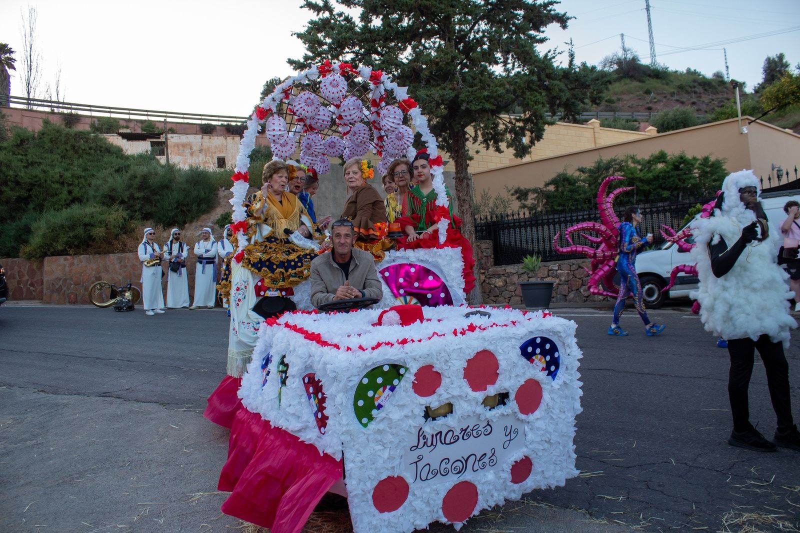 El gran desfile de carrozas y pasacalles de Canjáyar, en imágenes