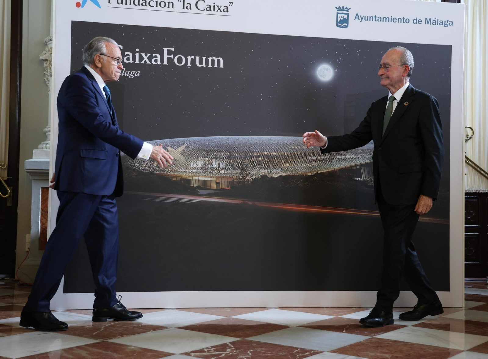 Isidro Fainé, presidente de Fundación la Caixa, y Francisco de la Torre, alcalde de Málaga, ante el diseño del futuro CaixaForum. Isidro Fainé, presidente de Fundación la Caixa, y Francisco de la Torre, alcalde de Málaga, ante el diseño del futuro CaixaForum.