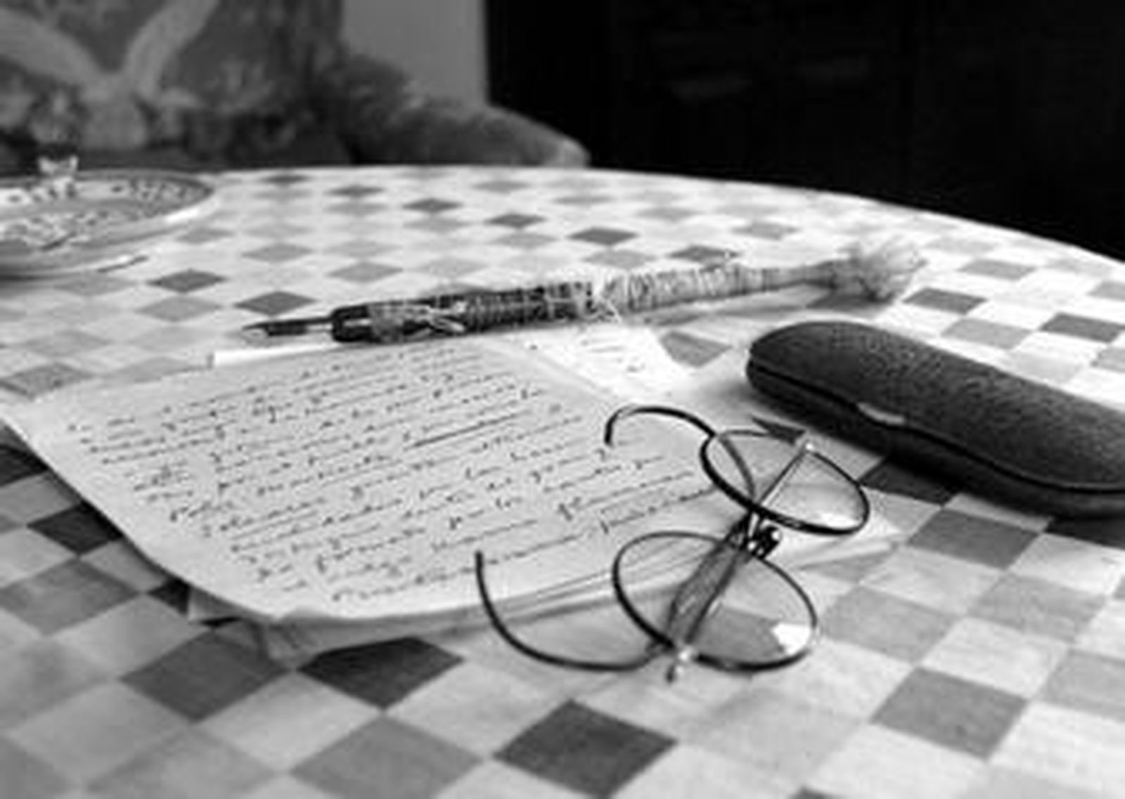 Detalle de los escuetos objetos de escritorio de Falla, con sus viejas gafas redondas en primer plano.