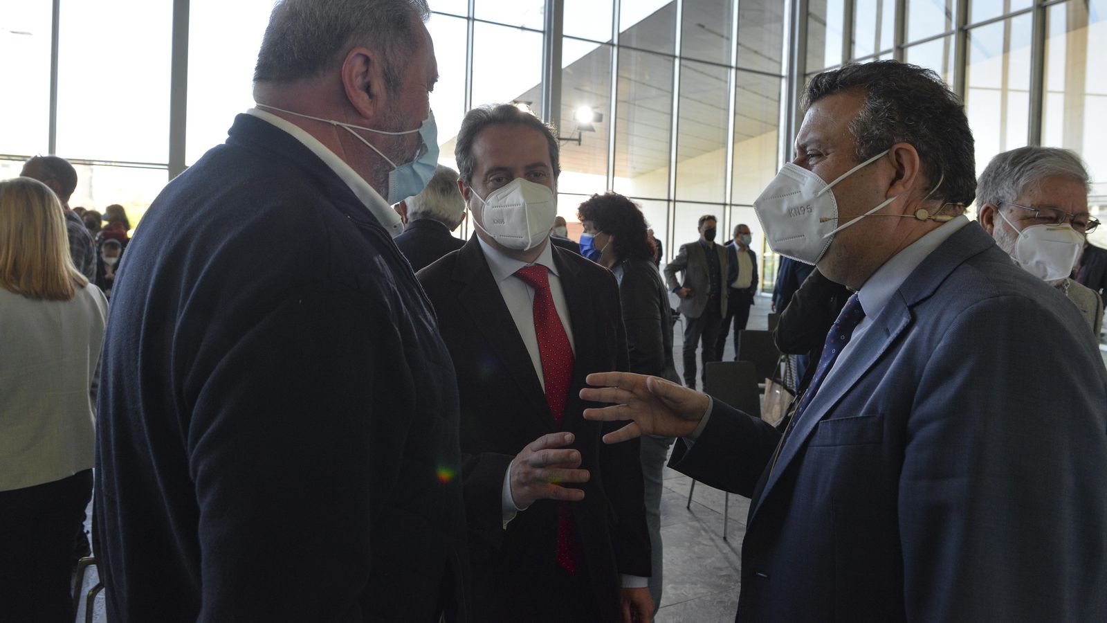 El alcalde de La Rinconada convesa con otros participantes.