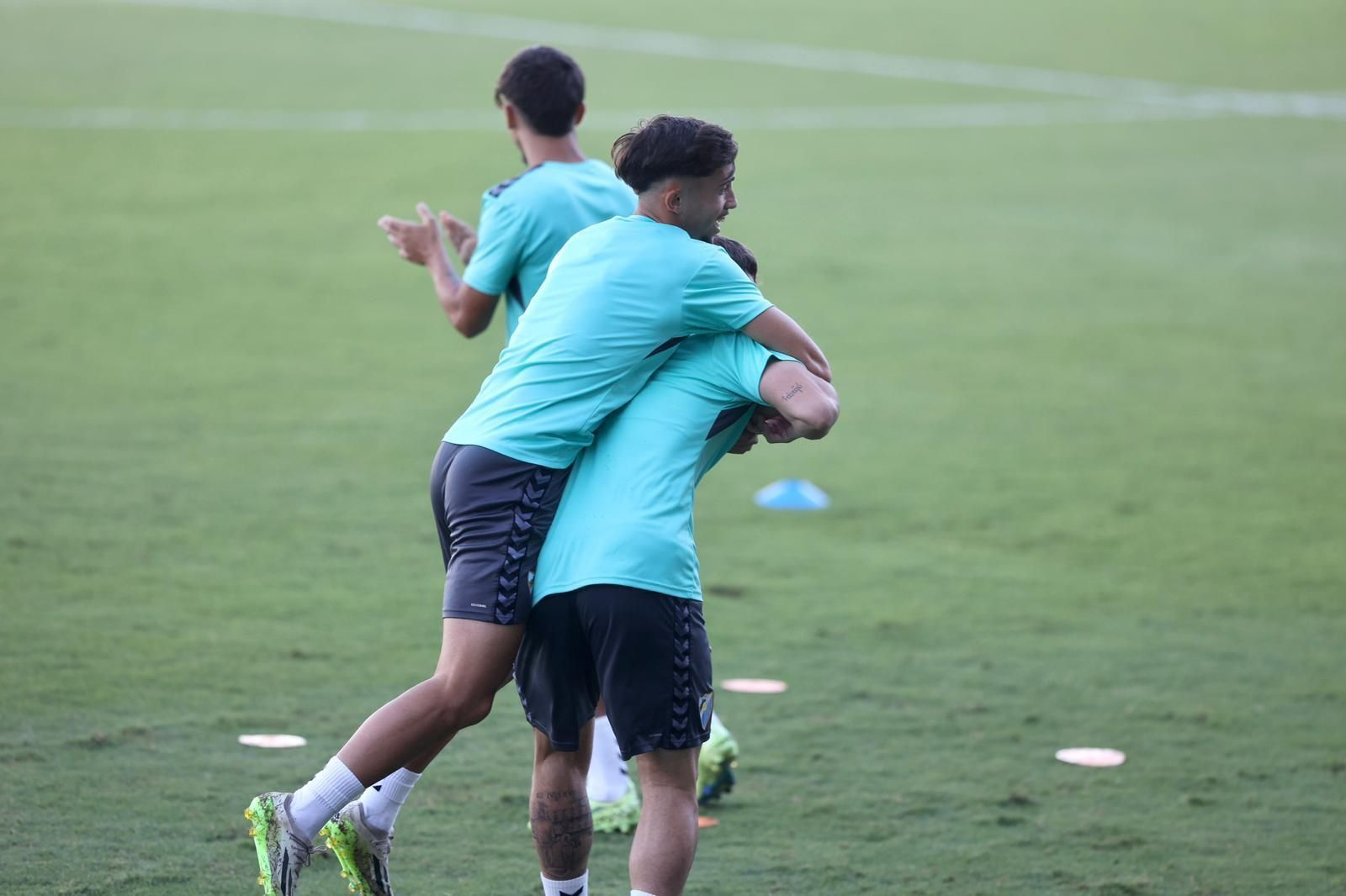 Los jugadores del Málaga bromean en el entrenamiento de ayer. Los jugadores del Málaga bromean en el entrenamiento de ayer.