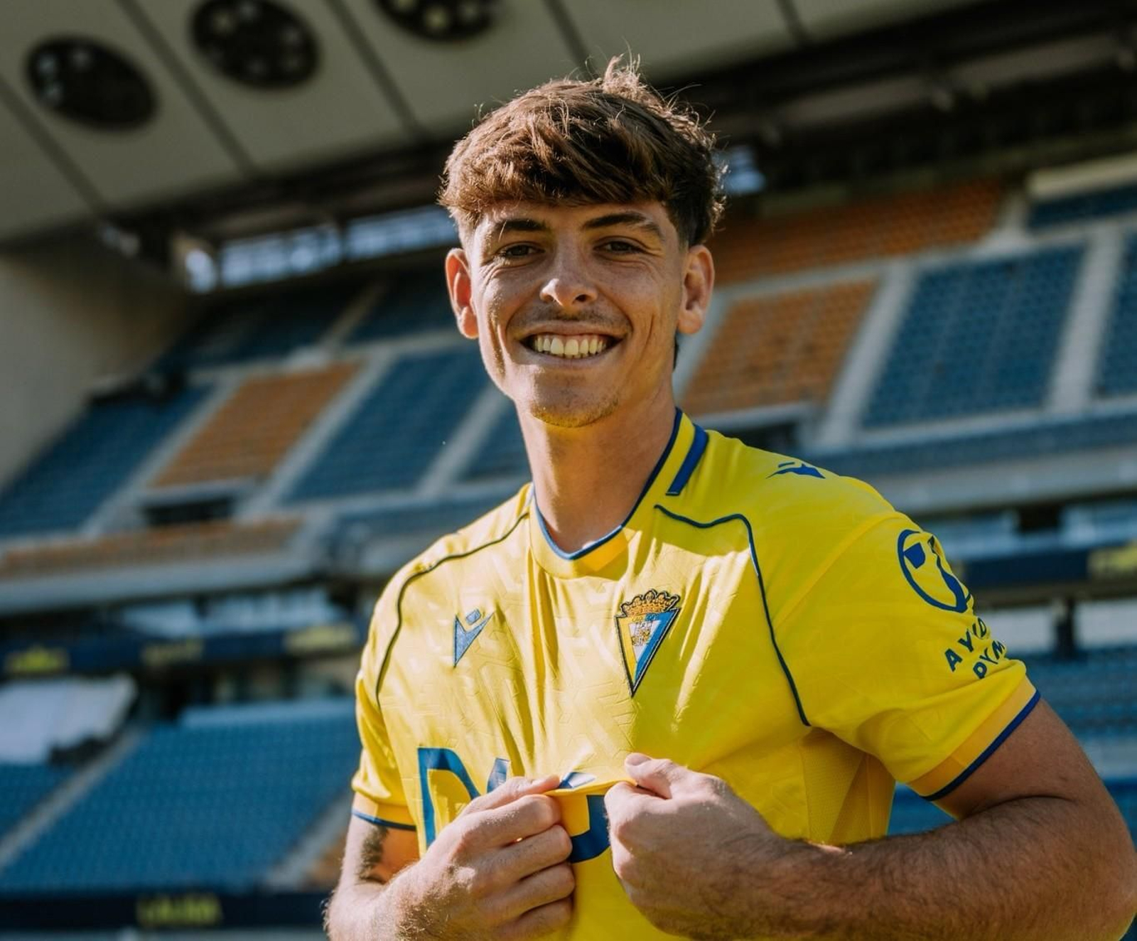 Jerónimo Dómina con la camiseta del Cádiz en el Nuevo Mirandilla.