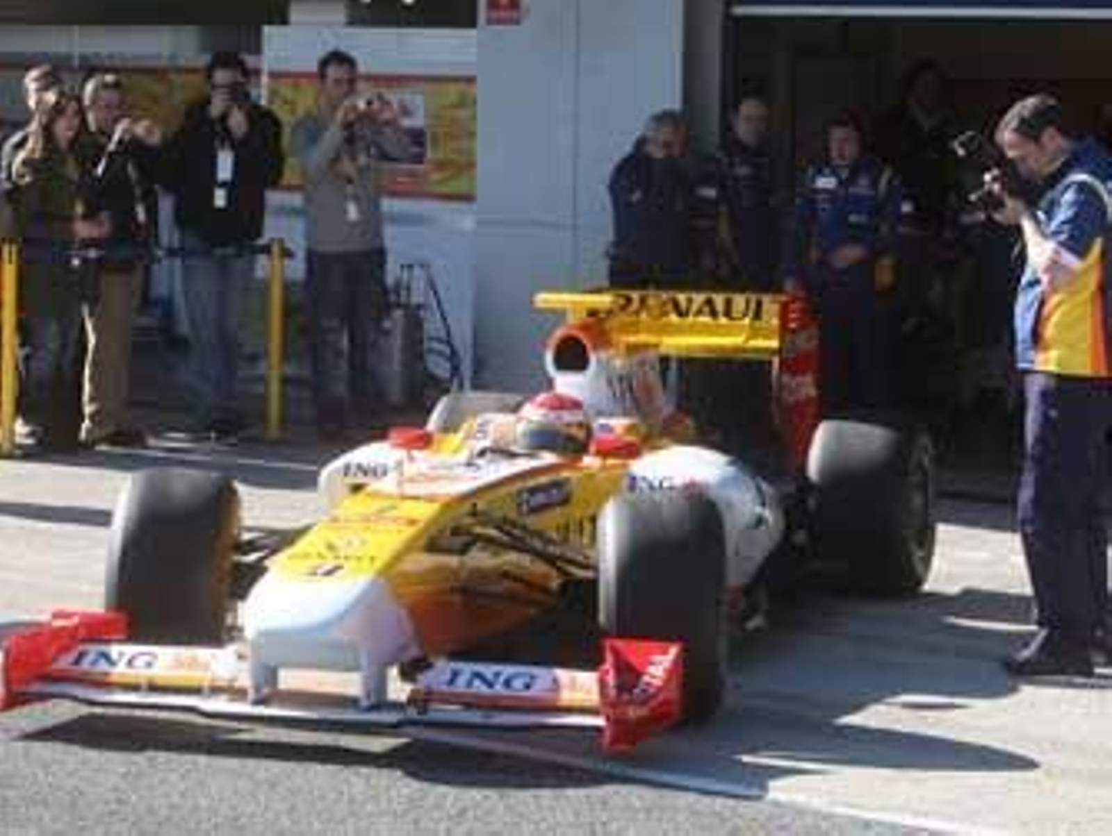 Hamilton supera 'in extremis' a Alonso