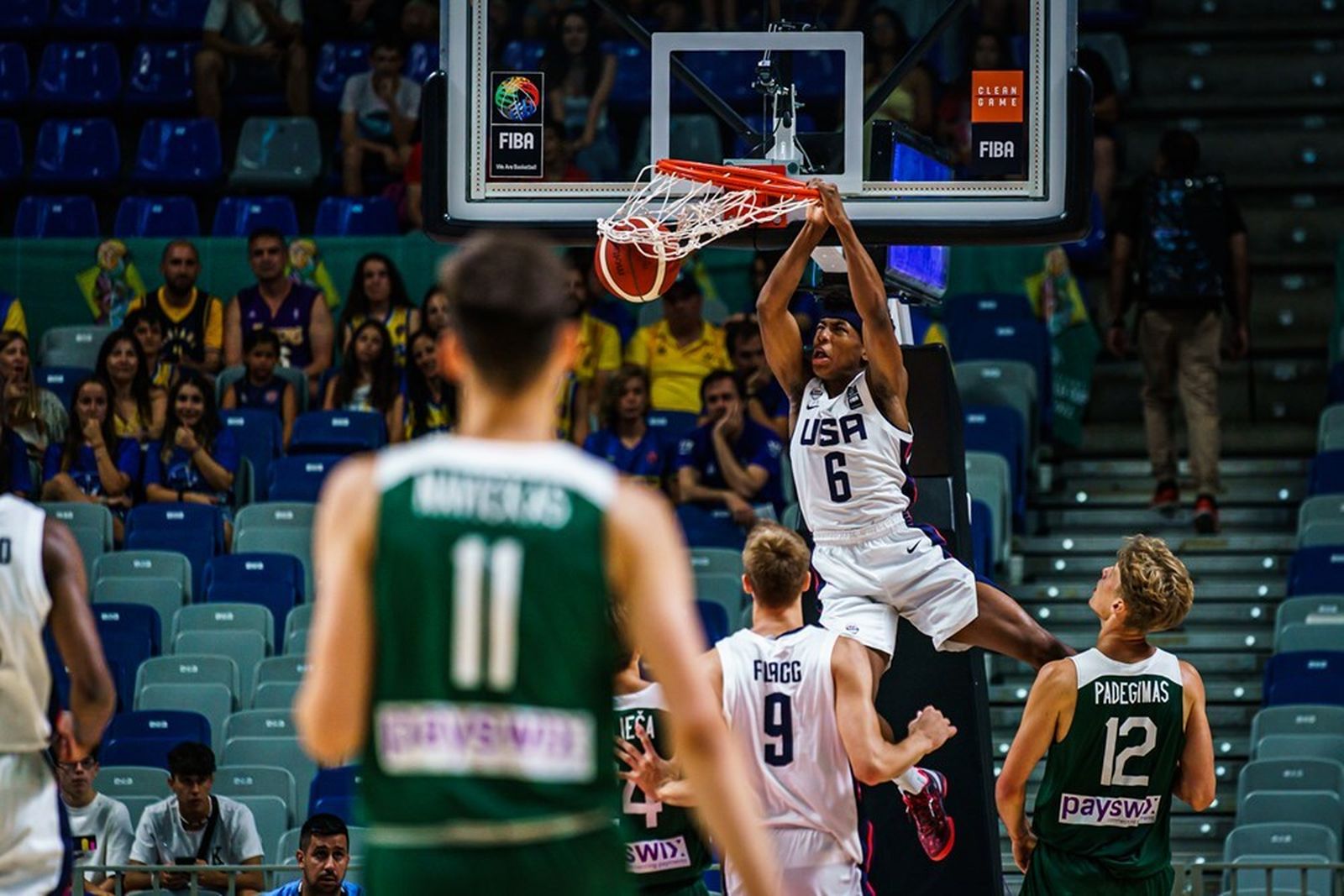 Jeremy Fears realiza un mate de espaldas.