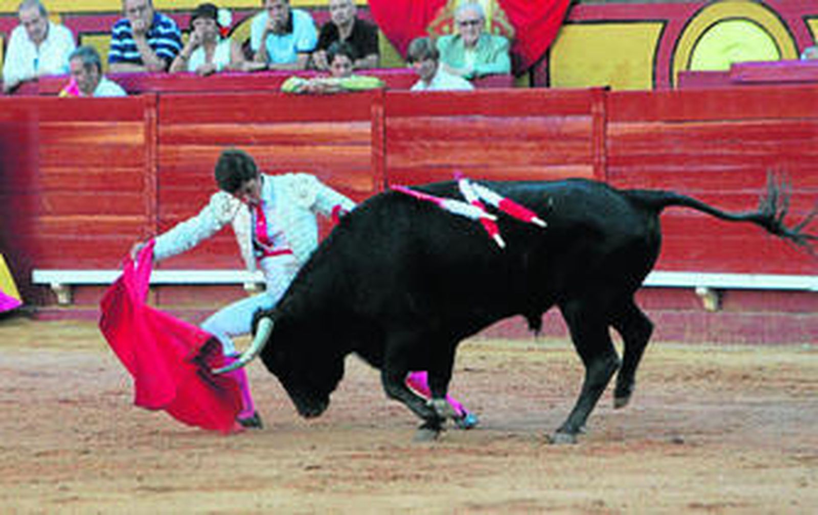 El novillero jerezano José Monje toreando con gusto al comienzo de faena al cuarto de la tarde al que le cortó una oreja.