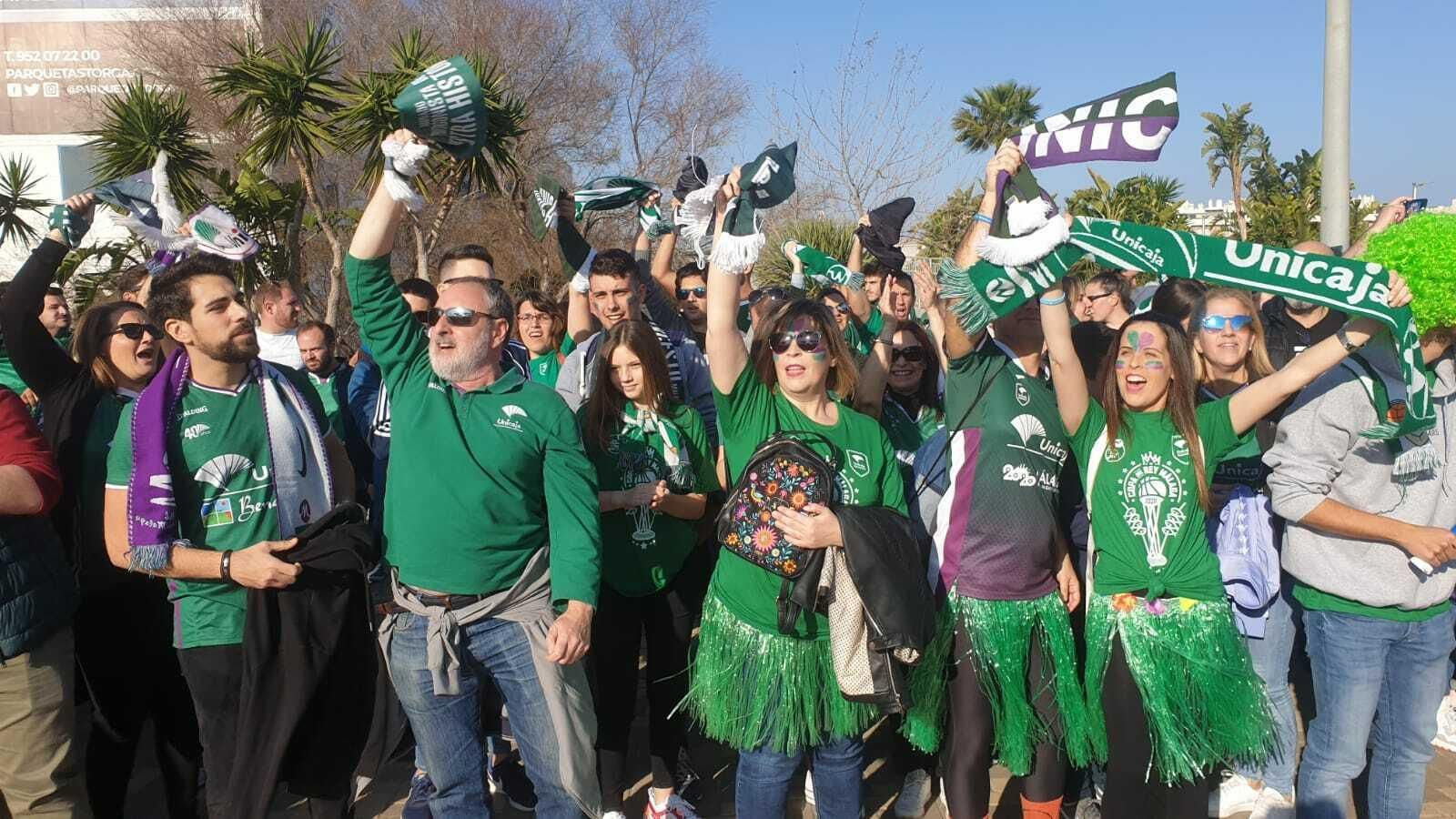 El recibimiento de la afición al Unicaja a su llegada al Martín Carpena para jugar la final de la Copa Del Rey