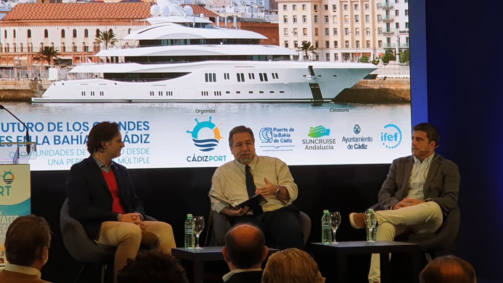 Un momento de la mesa de debate moderada por el periodista Francisco José Román