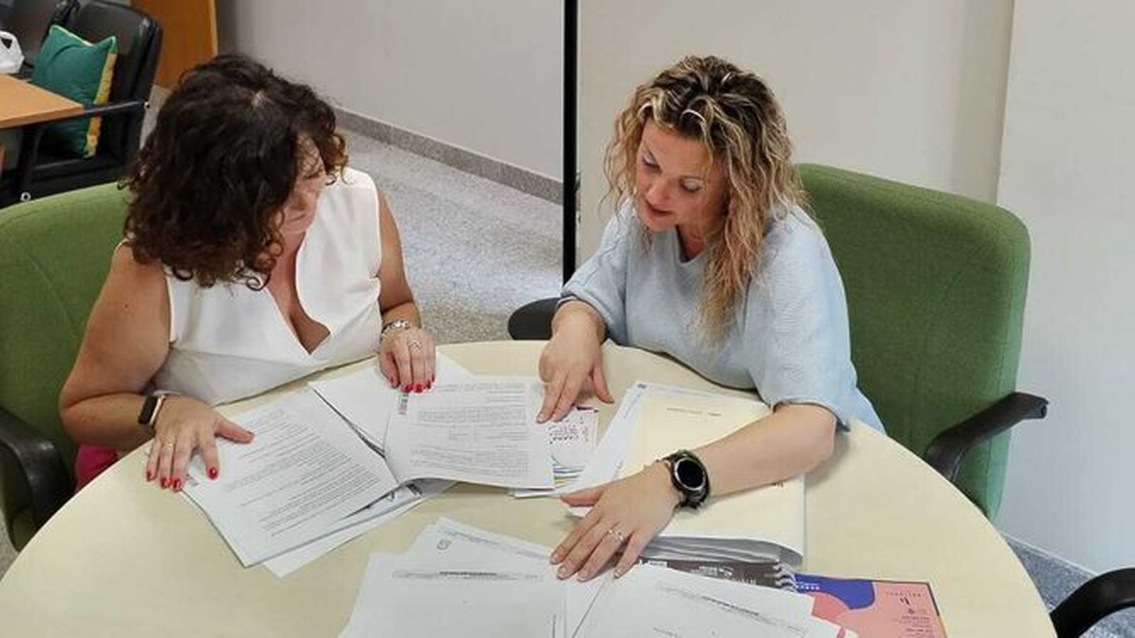 La concejala de Bienestar Social de Rincón junto a una trabajadora del área