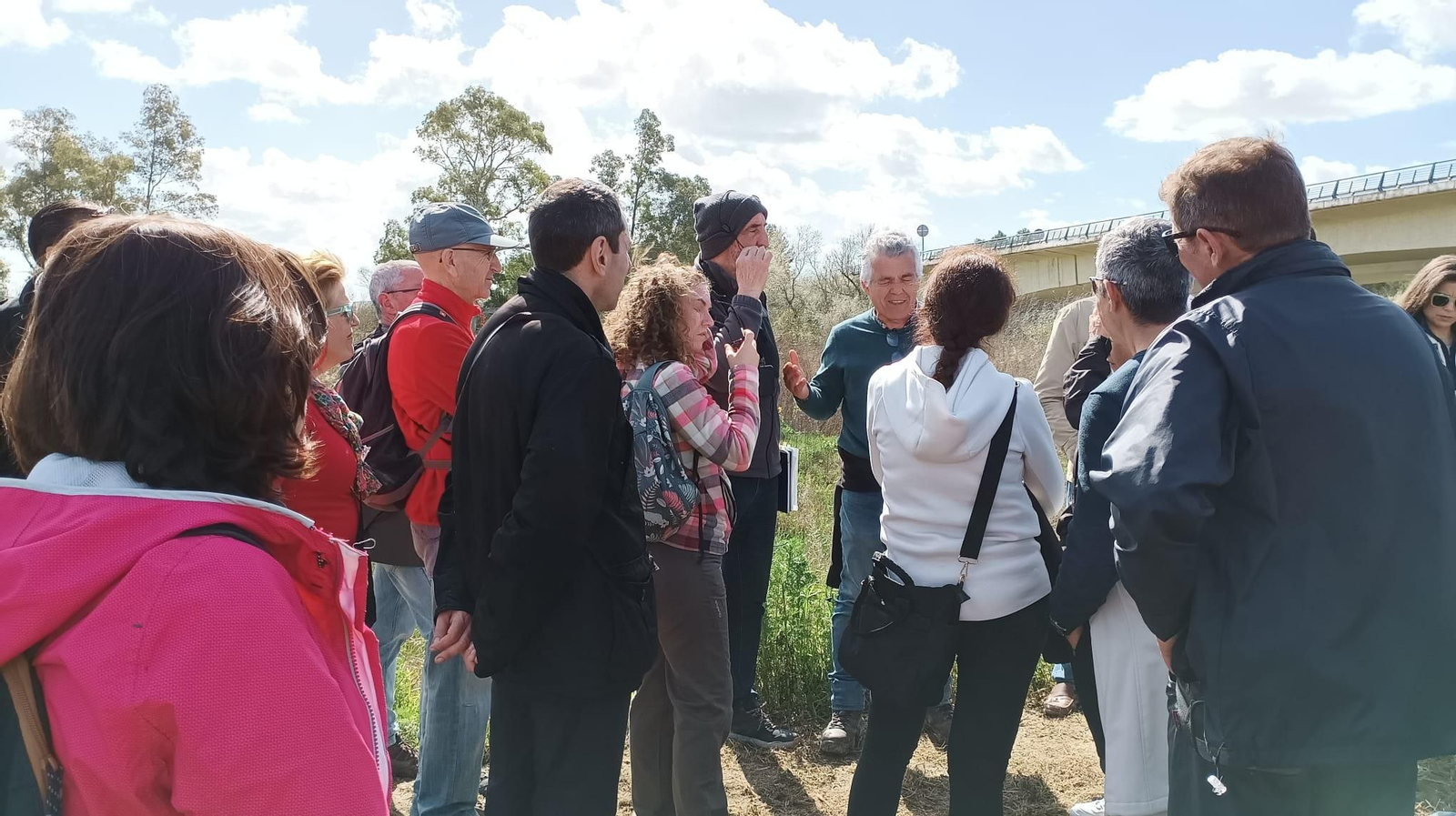 Multitudinaria visita guiada al puente de Cartuja en Jerez