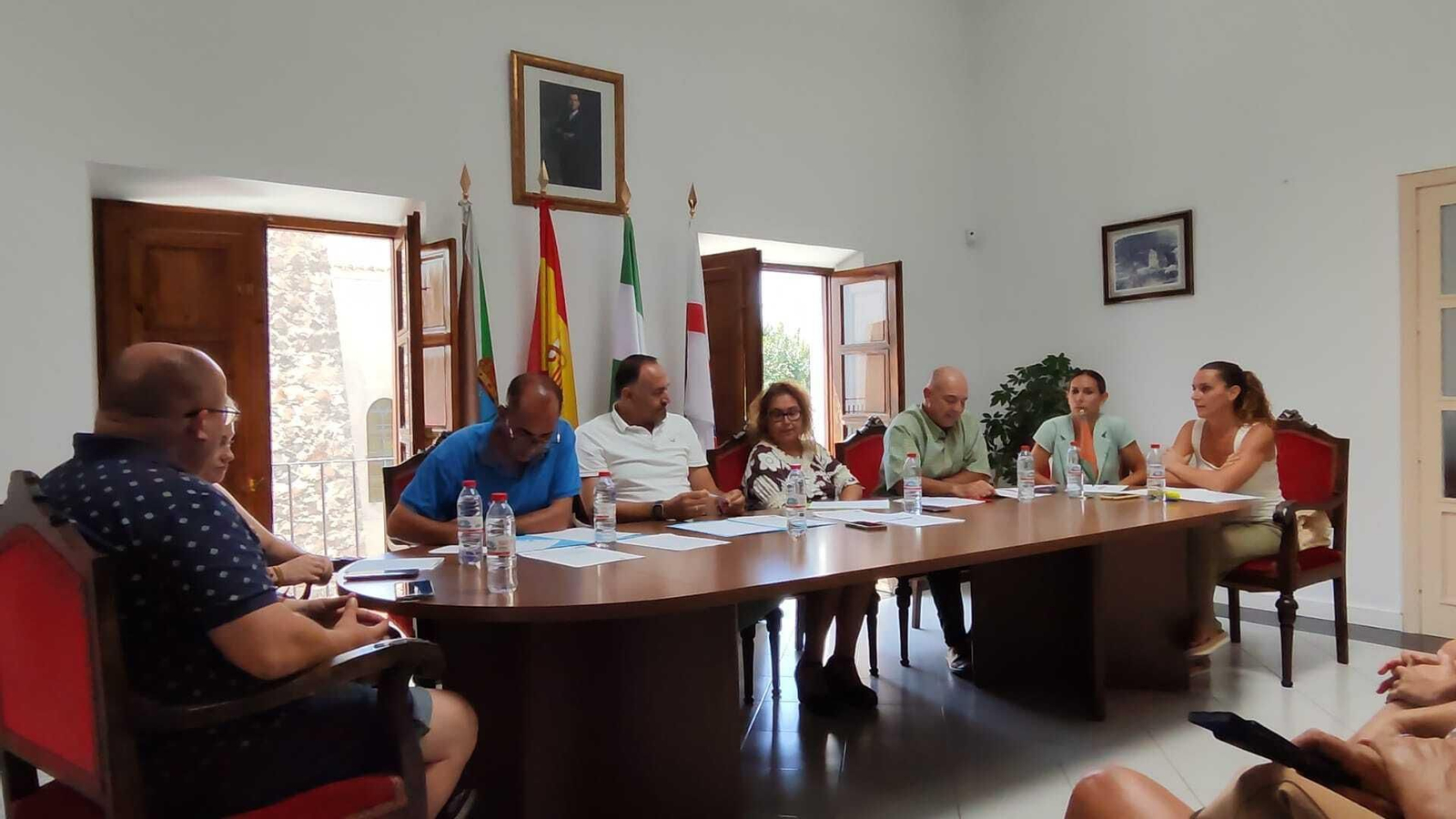 Manuel Flores, vestido de azul, en el pleno de este jueves.