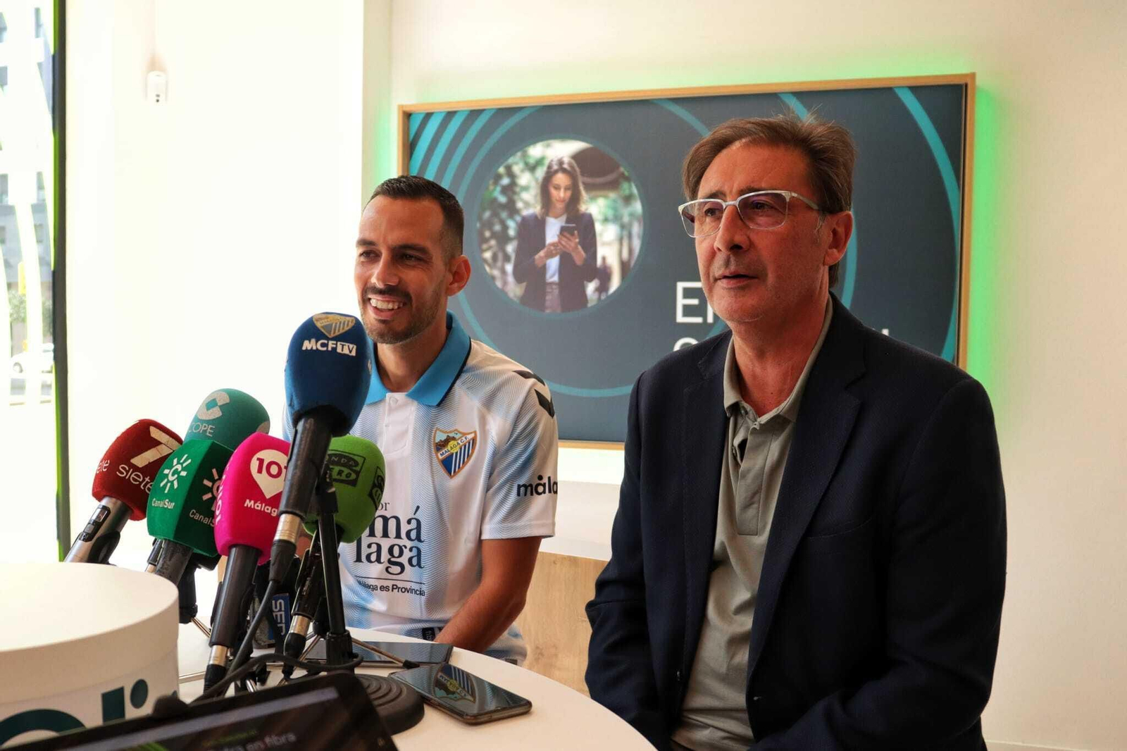 La presentación de Manu Molina como nuevo jugador del Málaga CF La presentación de Manu Molina como nuevo jugador del Málaga CF
