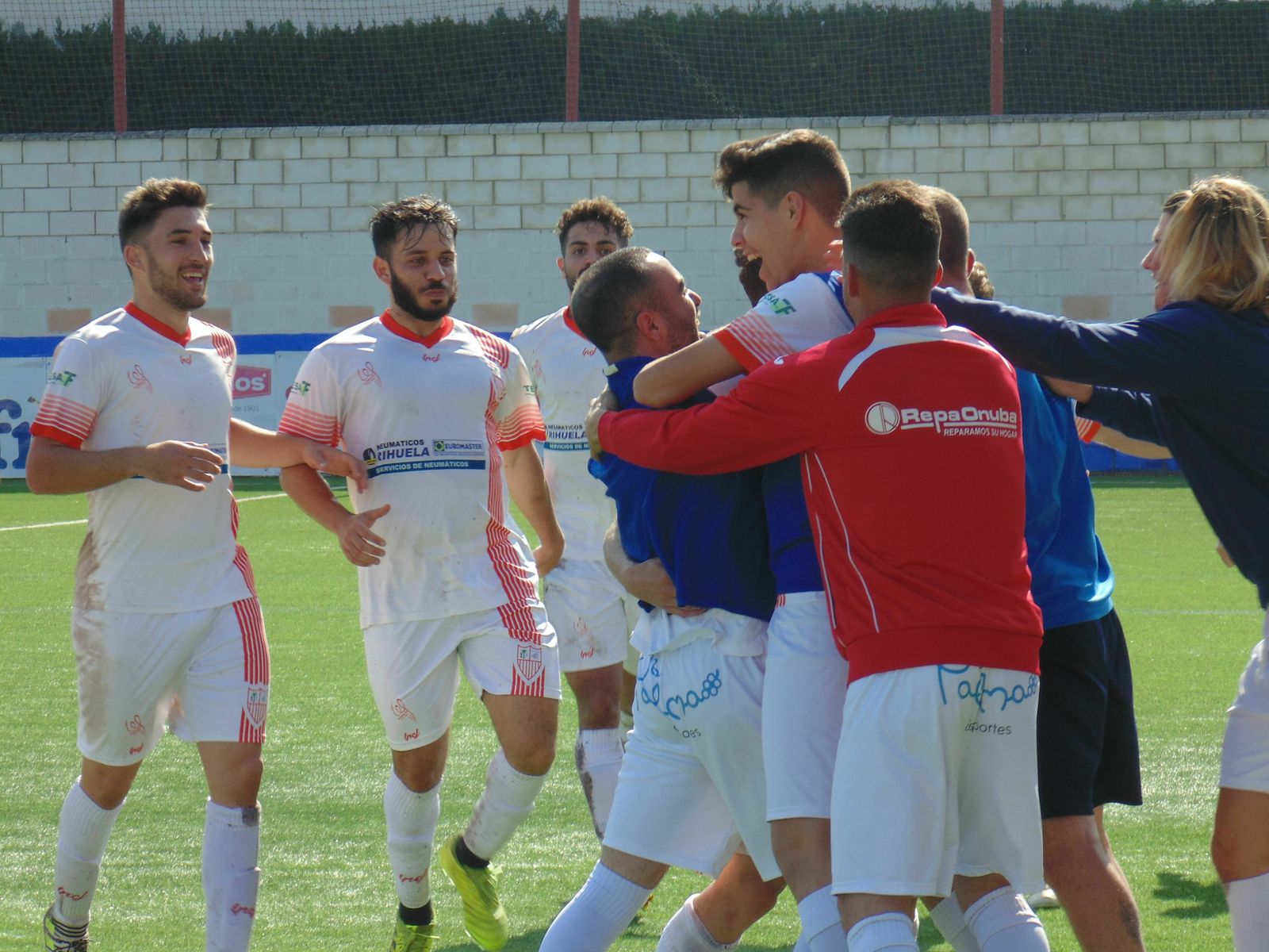 Los jugadores de La Palma celebran uno de los goles anotados al Castilleja.