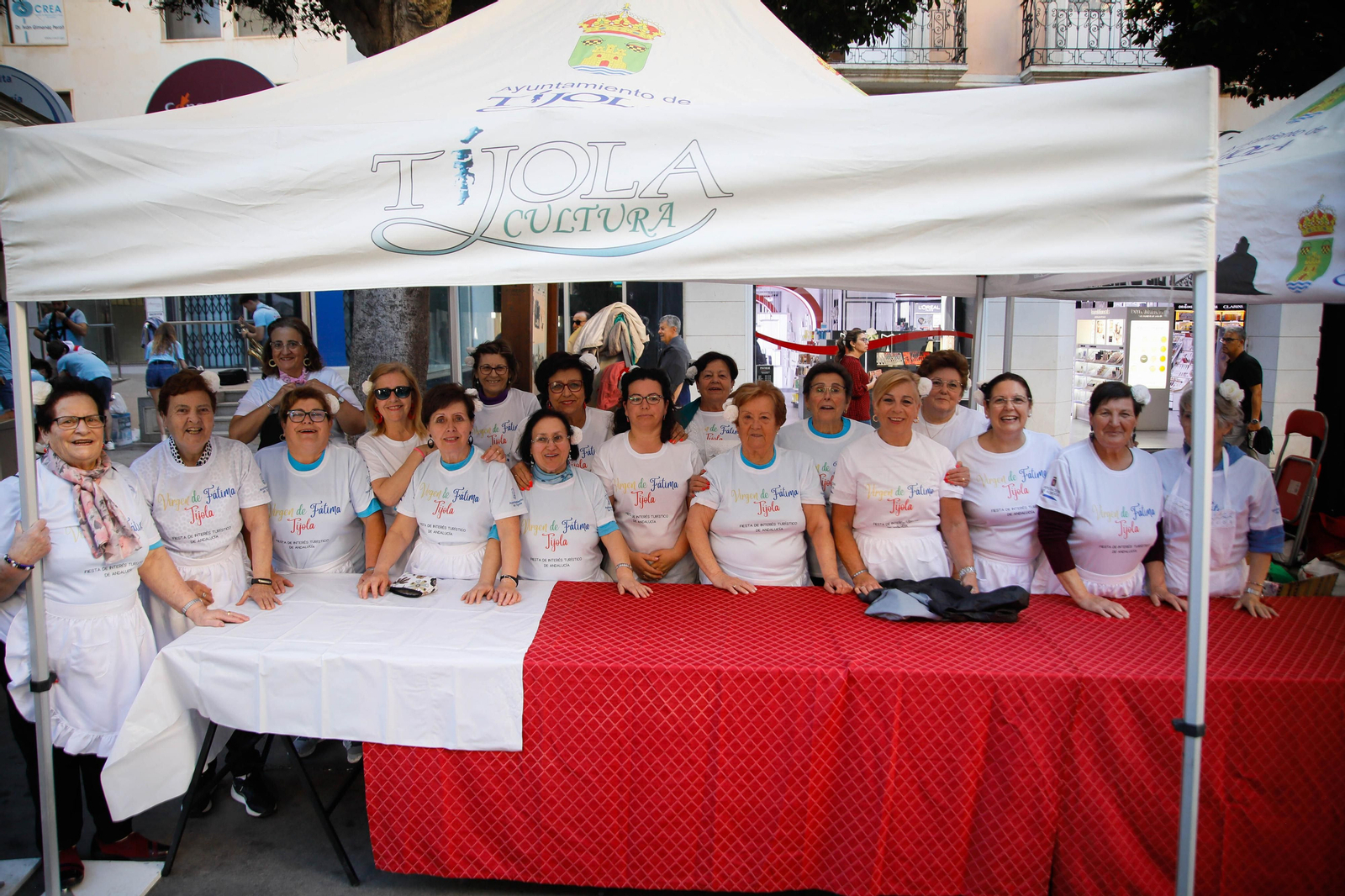 Así es la alfombra de serrín de 60 metros en el Paseo de Almería, en imágenes.
