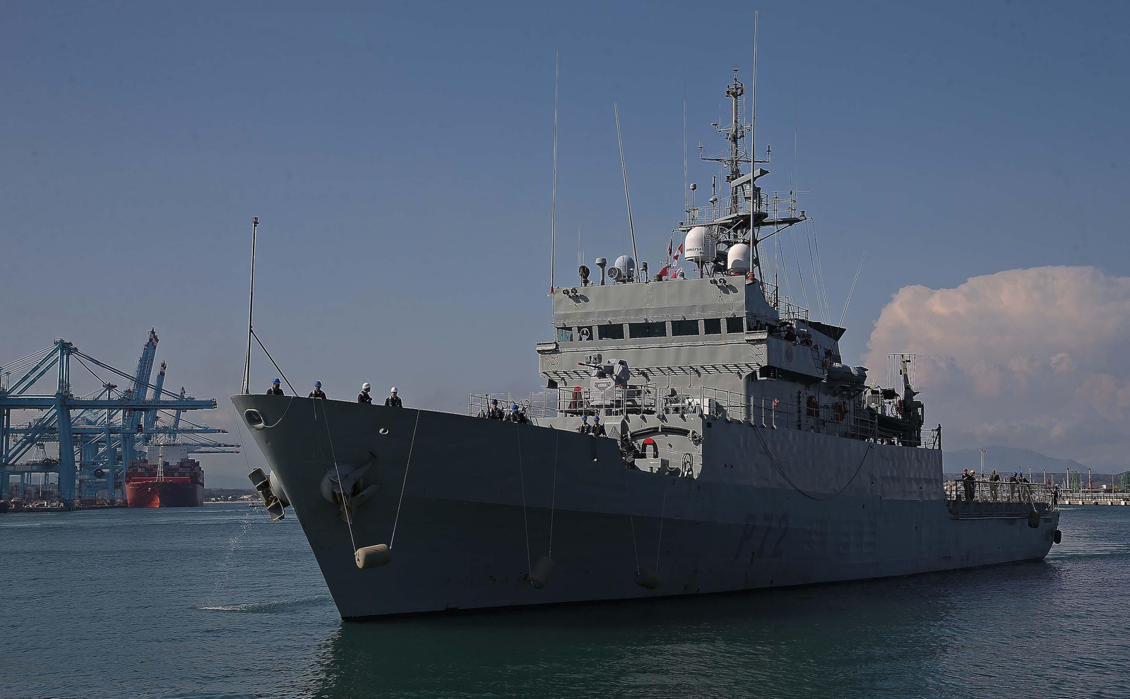 La llegada del patrullero de la Armada 'Centinela' al puerto de Algeciras, en imágenes