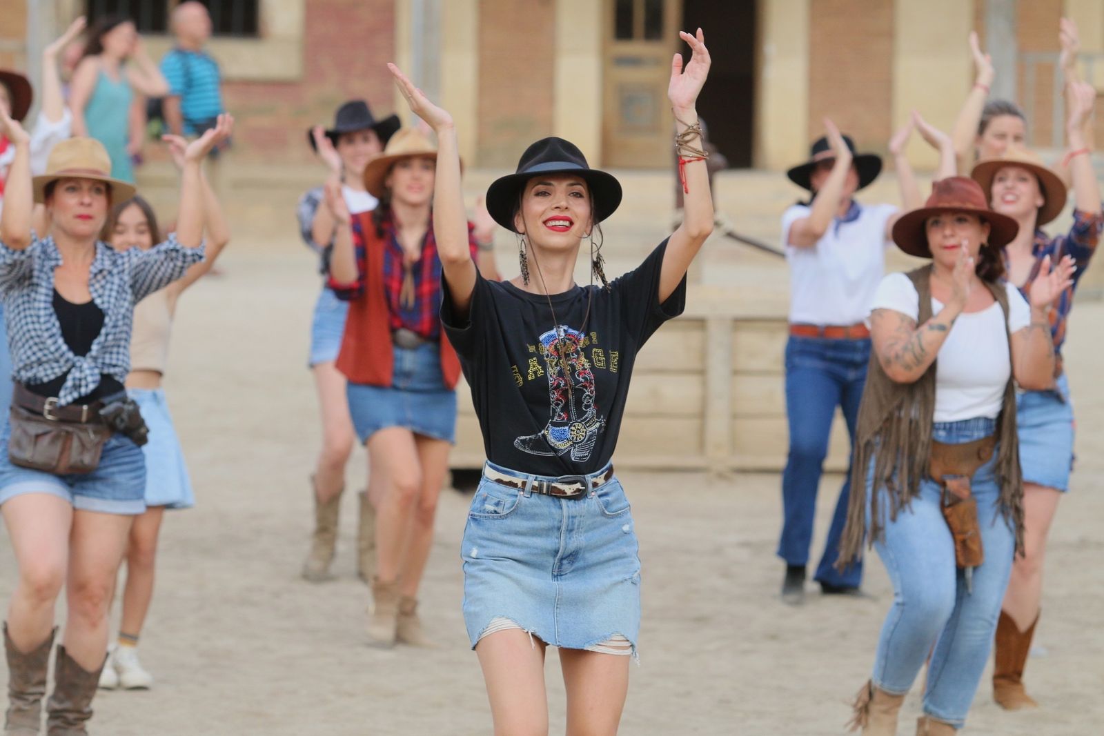 Gran ambiente en la plaza principal del poblado de MiniHollywood.