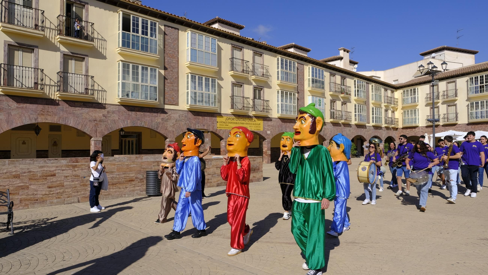Encierro infantil y gigantes y cabezudos en las Fiestas de Huércal Overa, en imágenes