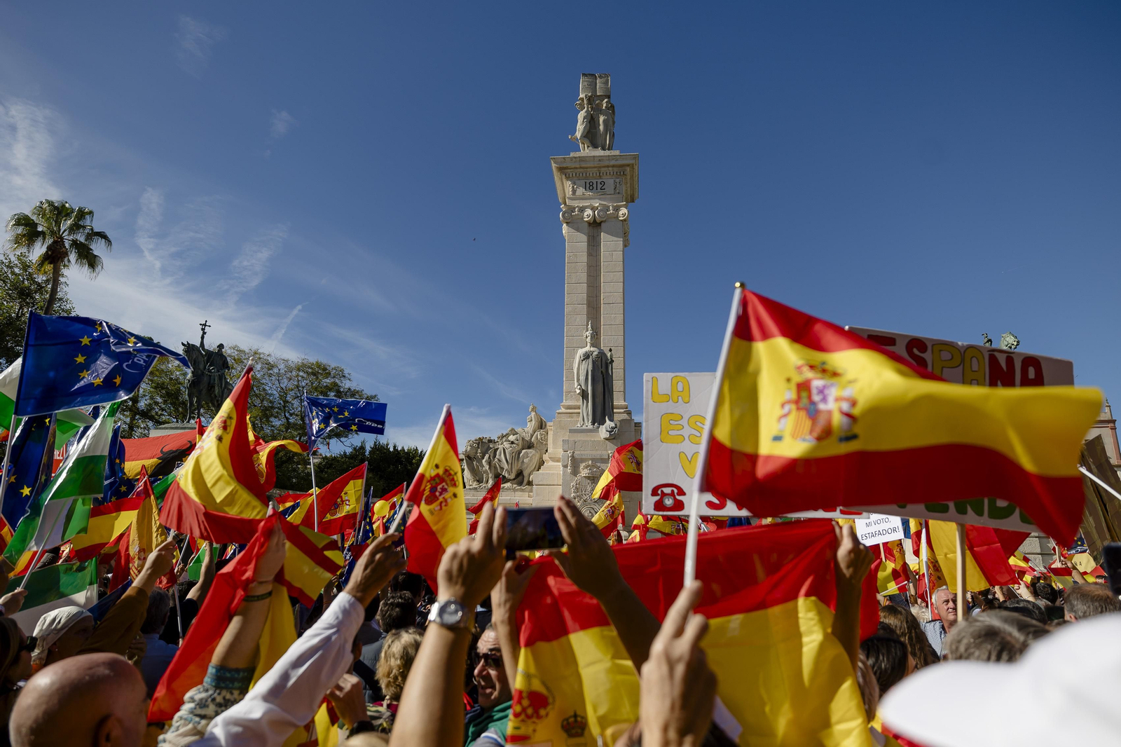 La concentración contra la amnistía en Cádiz en imágenes.