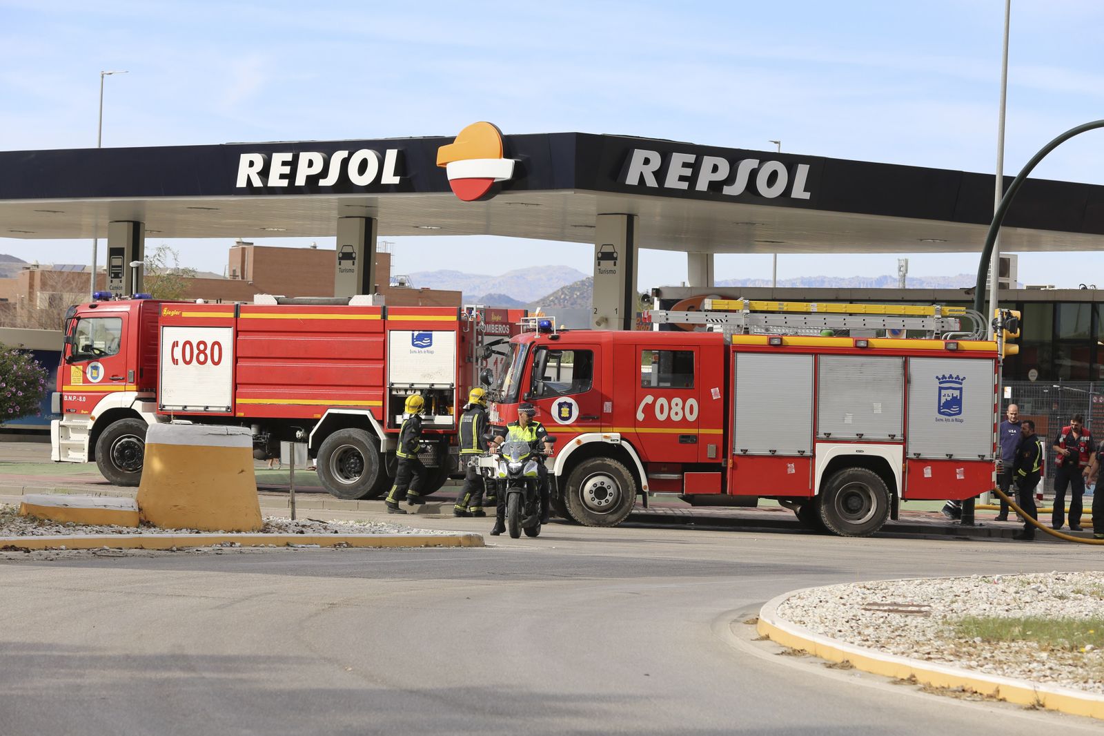 Fotos del incendio de varios vehículos en un aparcamiento de caravanas del polígono Guadalhorce