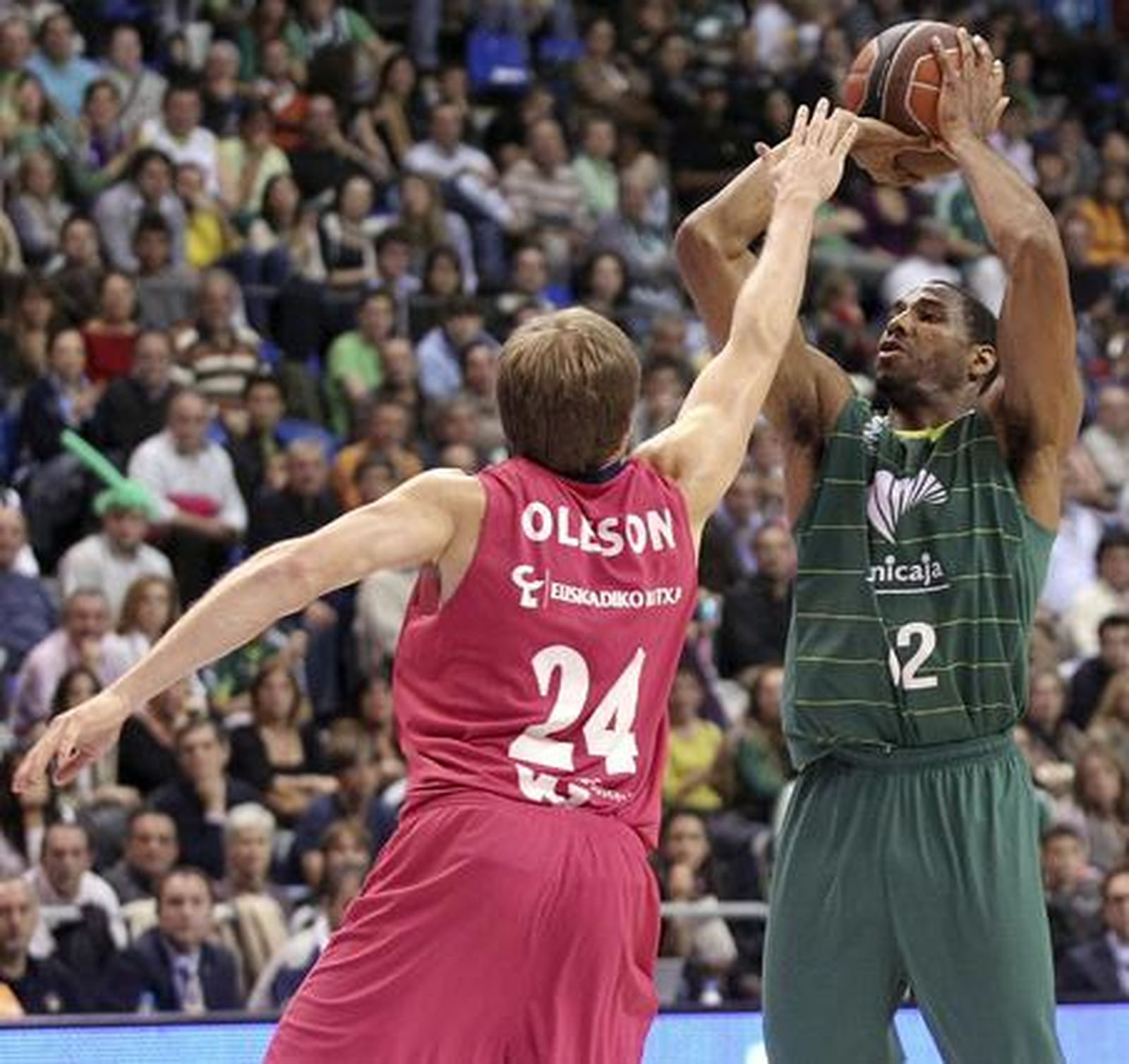 Darden ensaya el tiro a canasta ante Oleson. / EFE