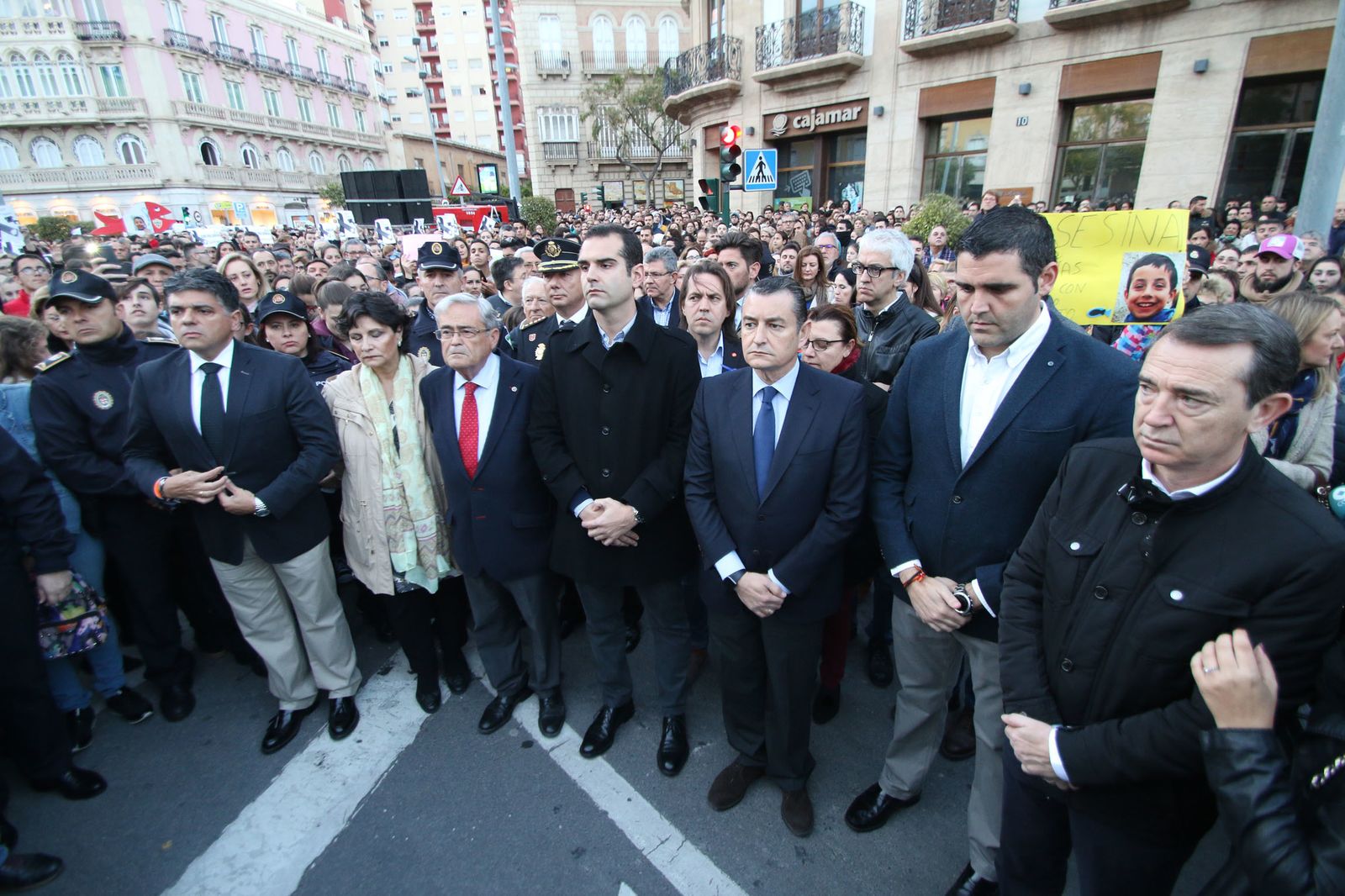 Las imágenes de los 5 minutos de silencio por Gabriel en Puerta Purchena