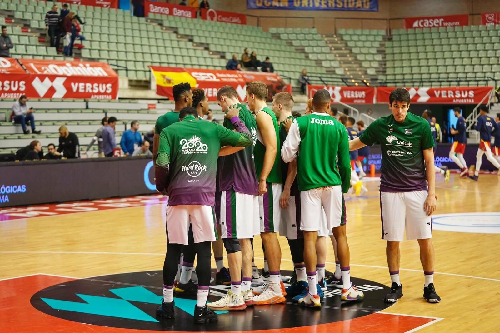 Los jugadores del Unicaja empiezan el calentamiento.