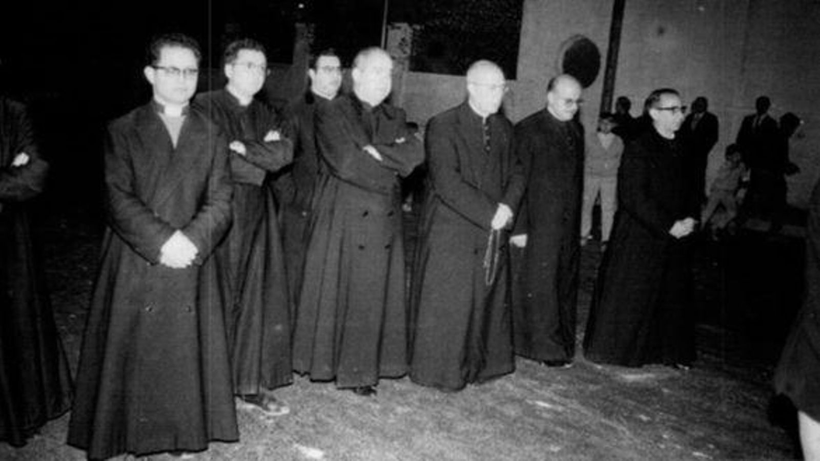 El venerable José María Gracía Lahiguera, obispo de Huelva, preside el vía crucis del Cristo de la Sangre en 1969 hasta la iglesia del Rocío. El venerable José María Gracía Lahiguera, obispo de Huelva, preside el vía crucis del Cristo de la Sangre en 1969 hasta la iglesia del Rocío.
