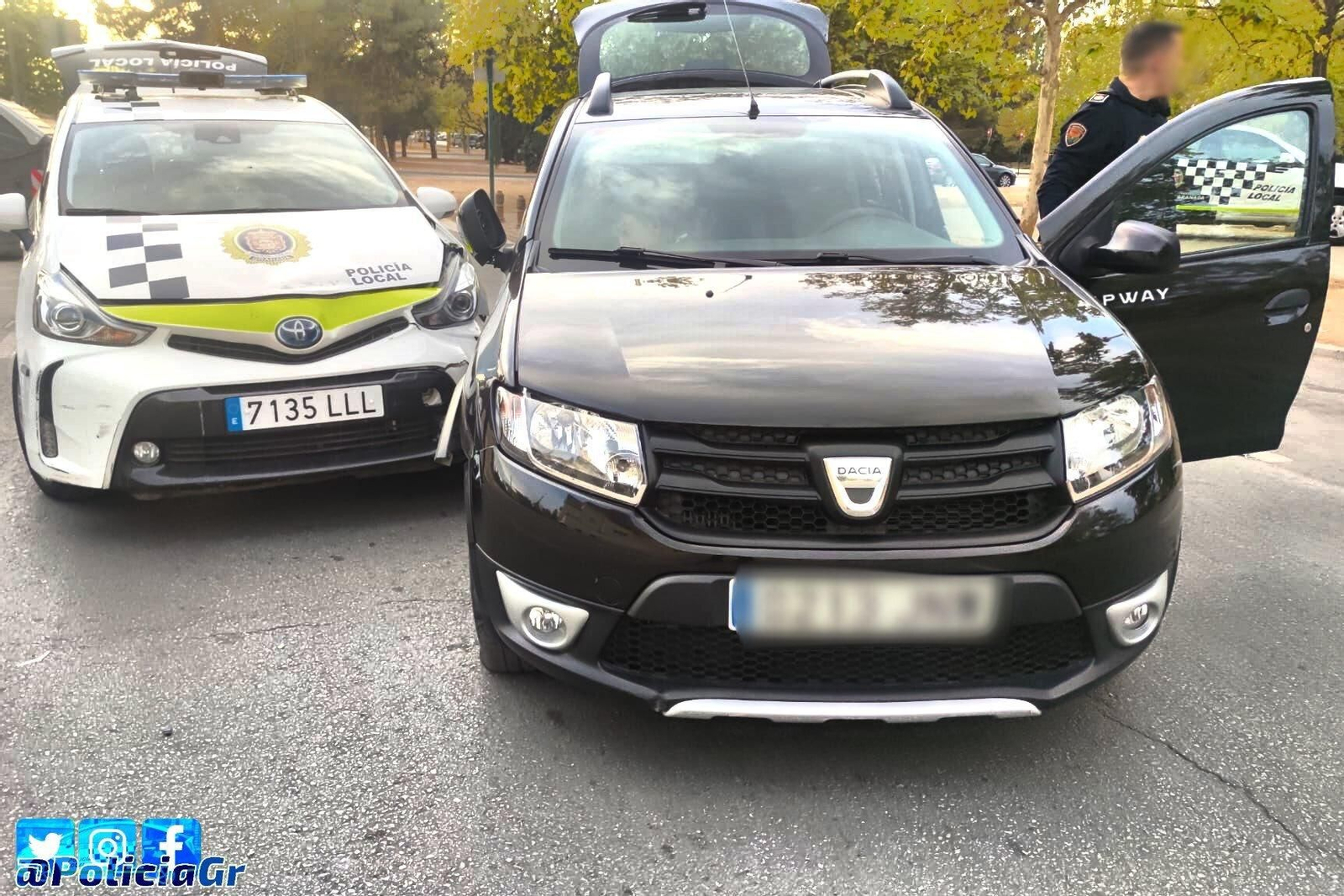Momento de la persecución en el que el coche se detiene y el conductor huye a pie