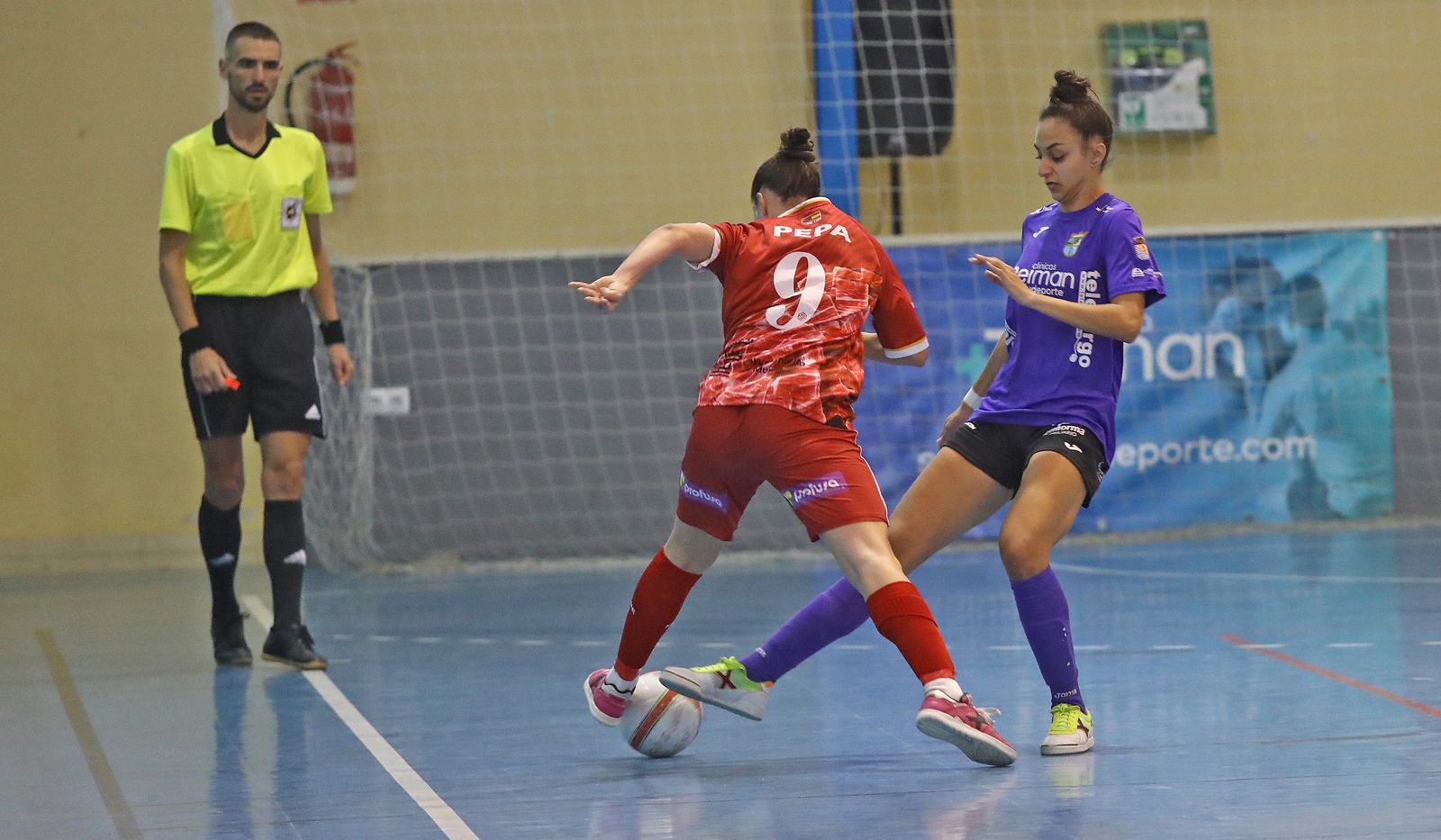 Angelia intenta obstaculizar a la jugadora murciana Pepa.