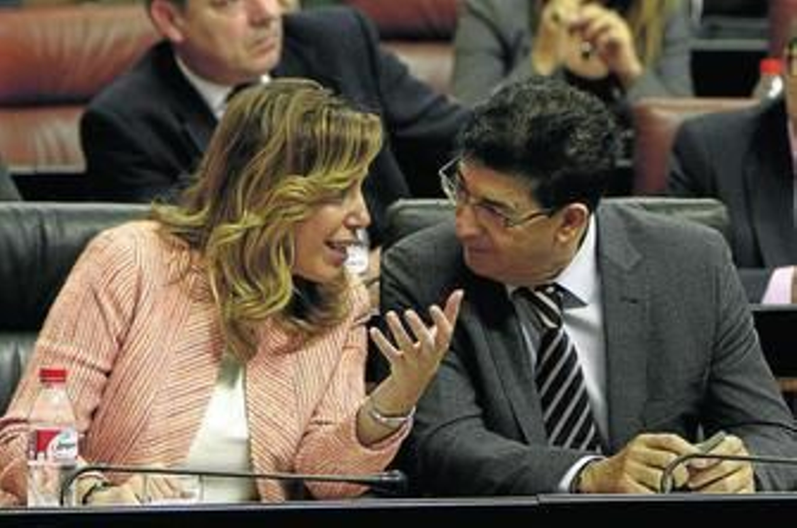 Susana Díaz y Diego Valderas conversan ayer en la sesión plenaria del Parlamento andaluz.