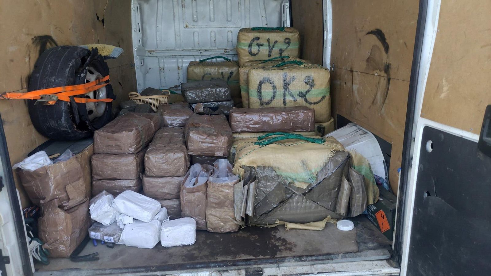 Parte de la droga incautada en la operación