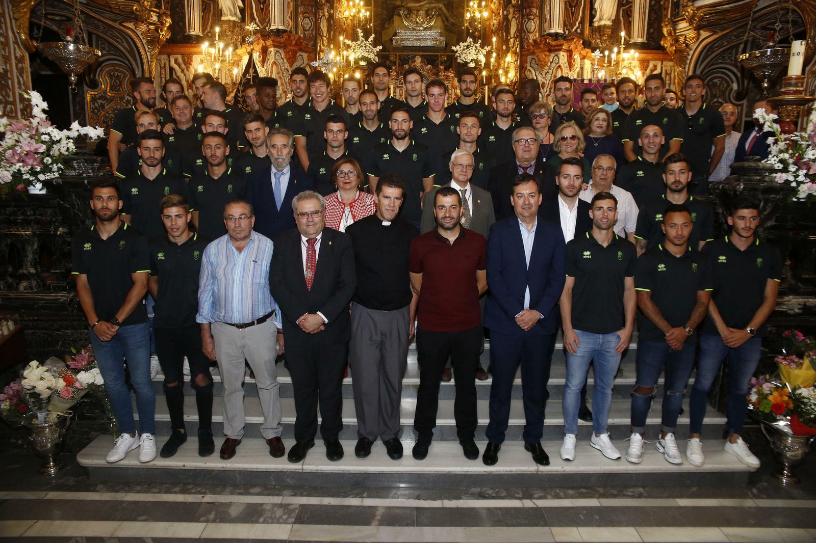La plantilla y directivos del Granada, ante la Virgen de las Angustias