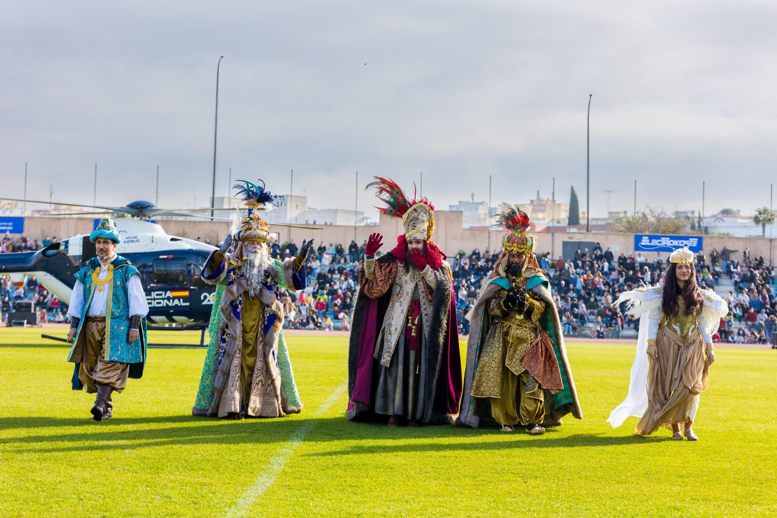 Así ha sido la llegada en helicóptero de los Reyes Magos a San Fernando Así ha sido la llegada en helicóptero de los Reyes Magos a San Fernando