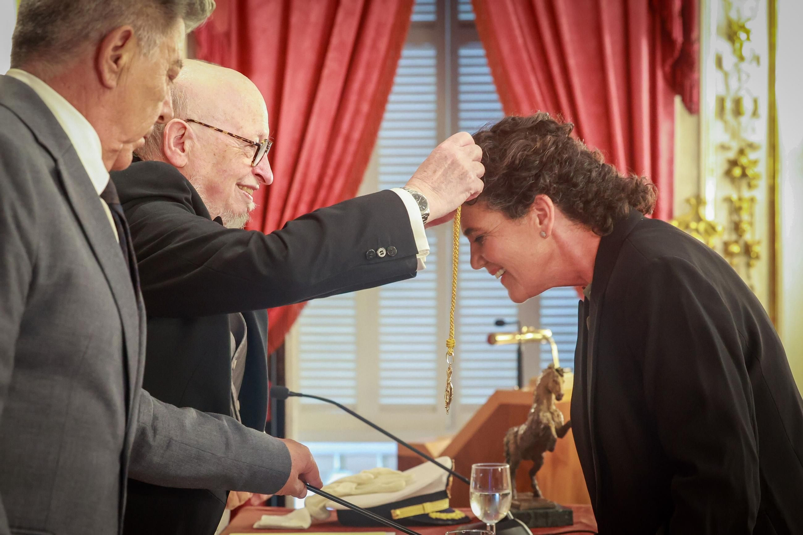 Elena Pilar Palomino-Borbón Martínez del Cerro recibe, ayer en Diputación, la medalla de la Hispano Americana de manos del director de la Academia, Enrique García-Agulló.