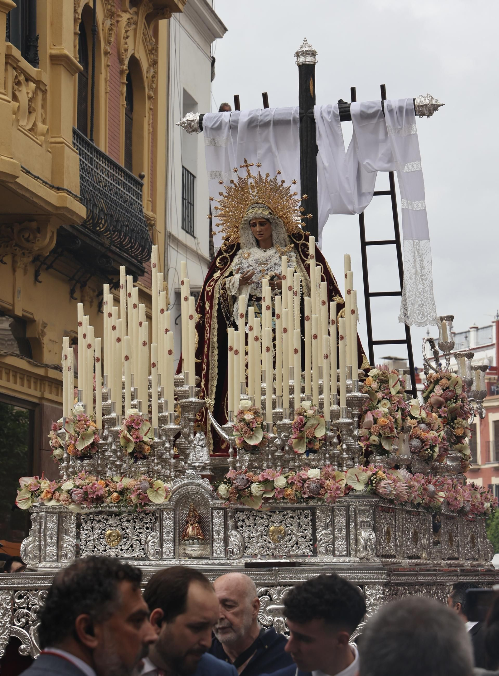 Los Desamparados del Parque Alcosa recorre el centro de Sevilla