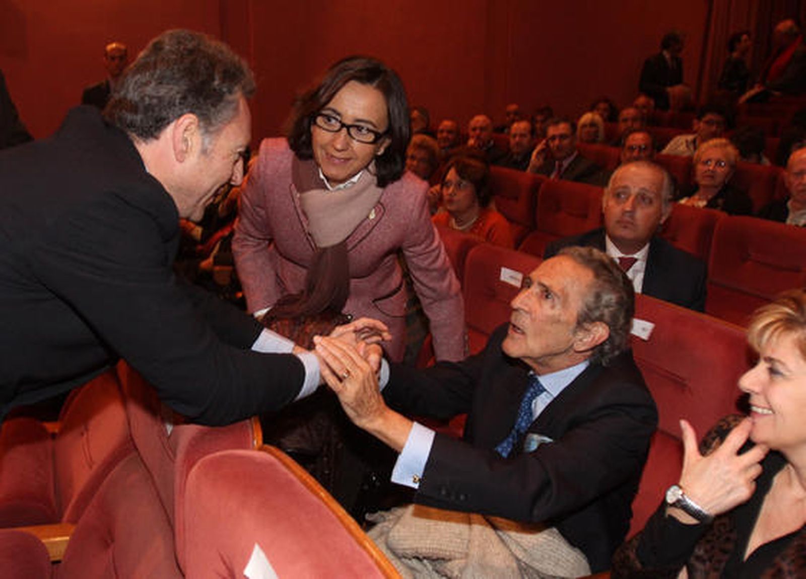 José Joly saluda a Antonio Gala.

Foto: O. Barrionuevo / lvaro Carmona
