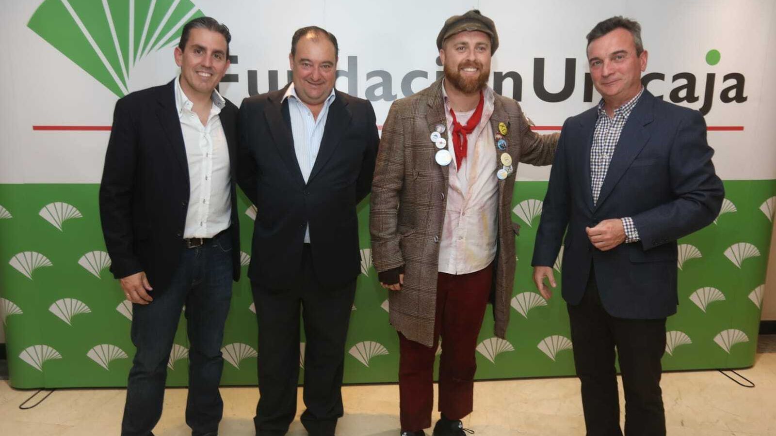 De izquierda a derecha, Sergio Corral, director general de la Fundación Unicaja; Tomás Valiente, director general del Grupo Joly; Sergio Guillén, autor de la comparsa 'Los niños sin nombre' y el rector Eduardo González Mazo.