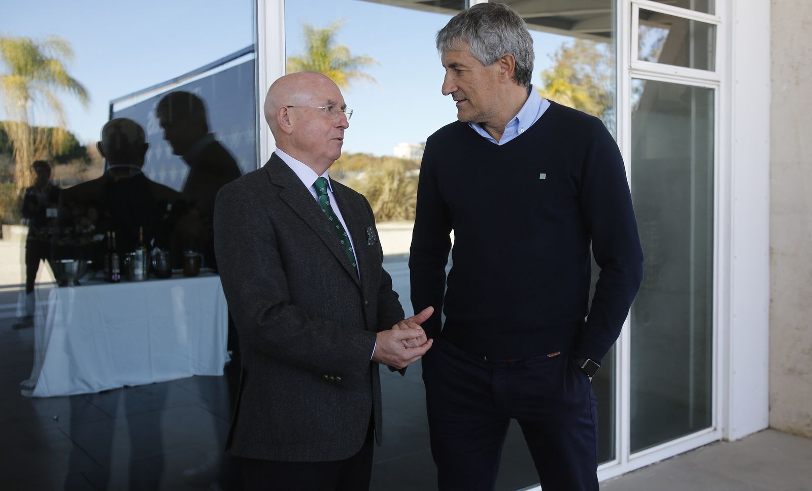 Serra Ferrer y Quique Setién dialogan durante un acto del club.