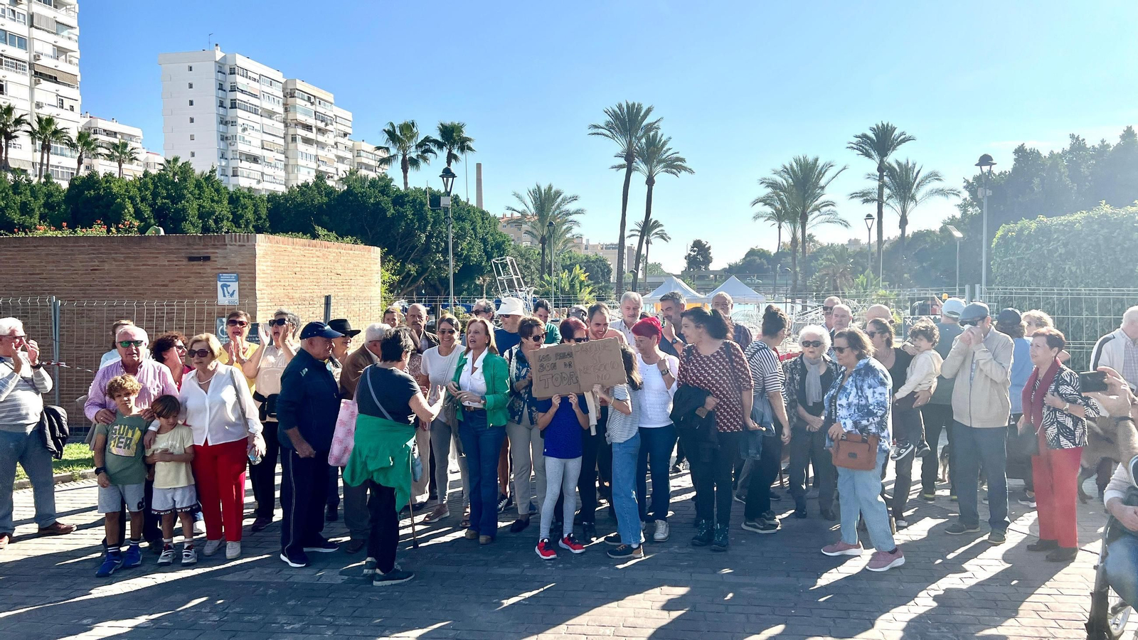 Concentración de los vecinos contra el cierre del Parque del Oeste por el Festival de las Linternas.