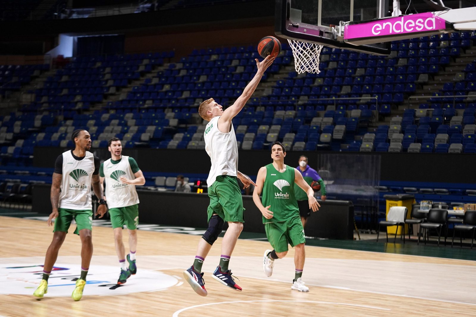 Carlos Suárez mira atentamente la entrada de Alberto Díaz.