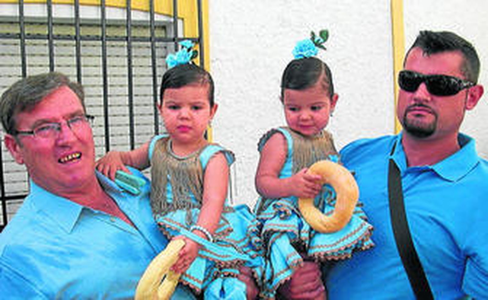 Miles de roscos de pan son lanzados a las calles como manda la tradición