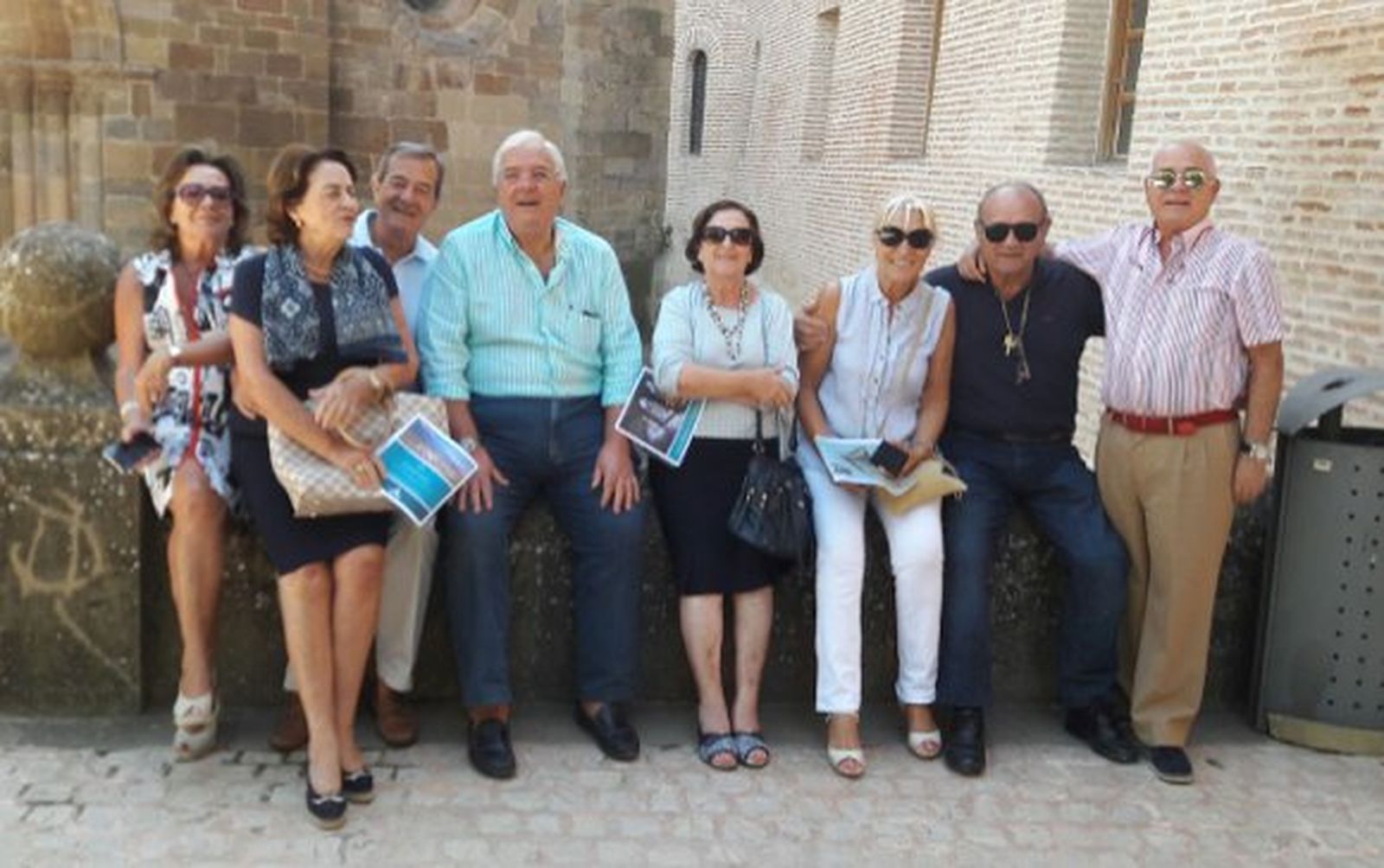 Dolo Domínguez, Flor Mateos, Alfonso Jiménez, Genaro Gutiérrez-Trueba, Susi Cigüela, Consuelo Mijares, Nono Copano y Antonio Grimaldi, durante la ruta turística y gastronómica por tierrras aragonesas.  Foto: Ignacio Casas de Ciria