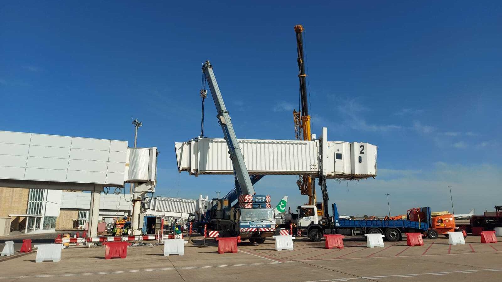 Una grúa levanta la pasarela.