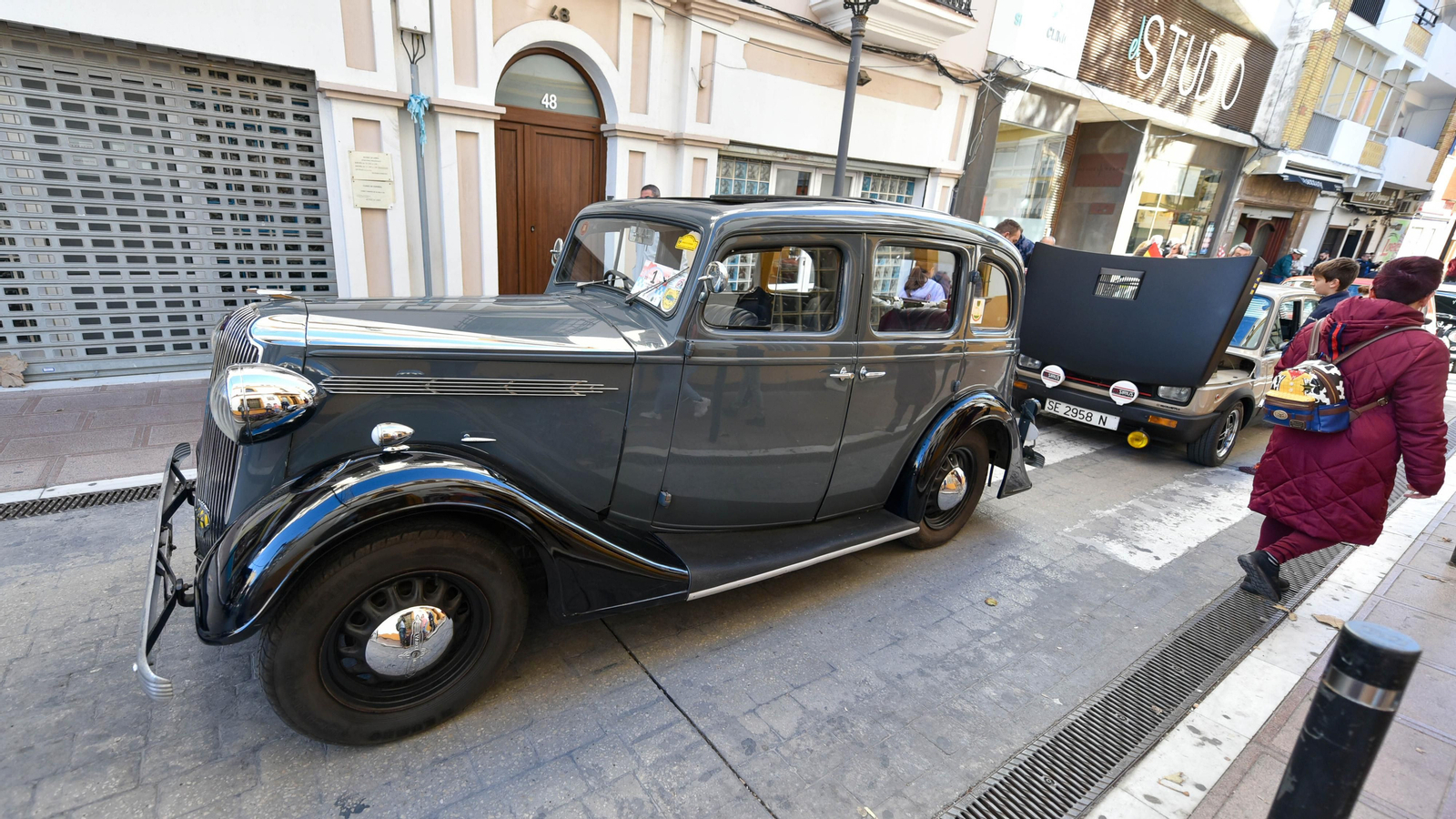 La exhibición de coches de antiguos en el centro de La Línea, en imágenes