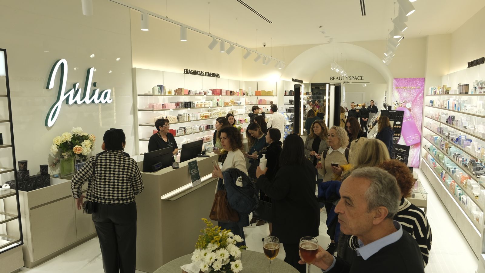Perfumería Júlia en su reinauguración de tienda.