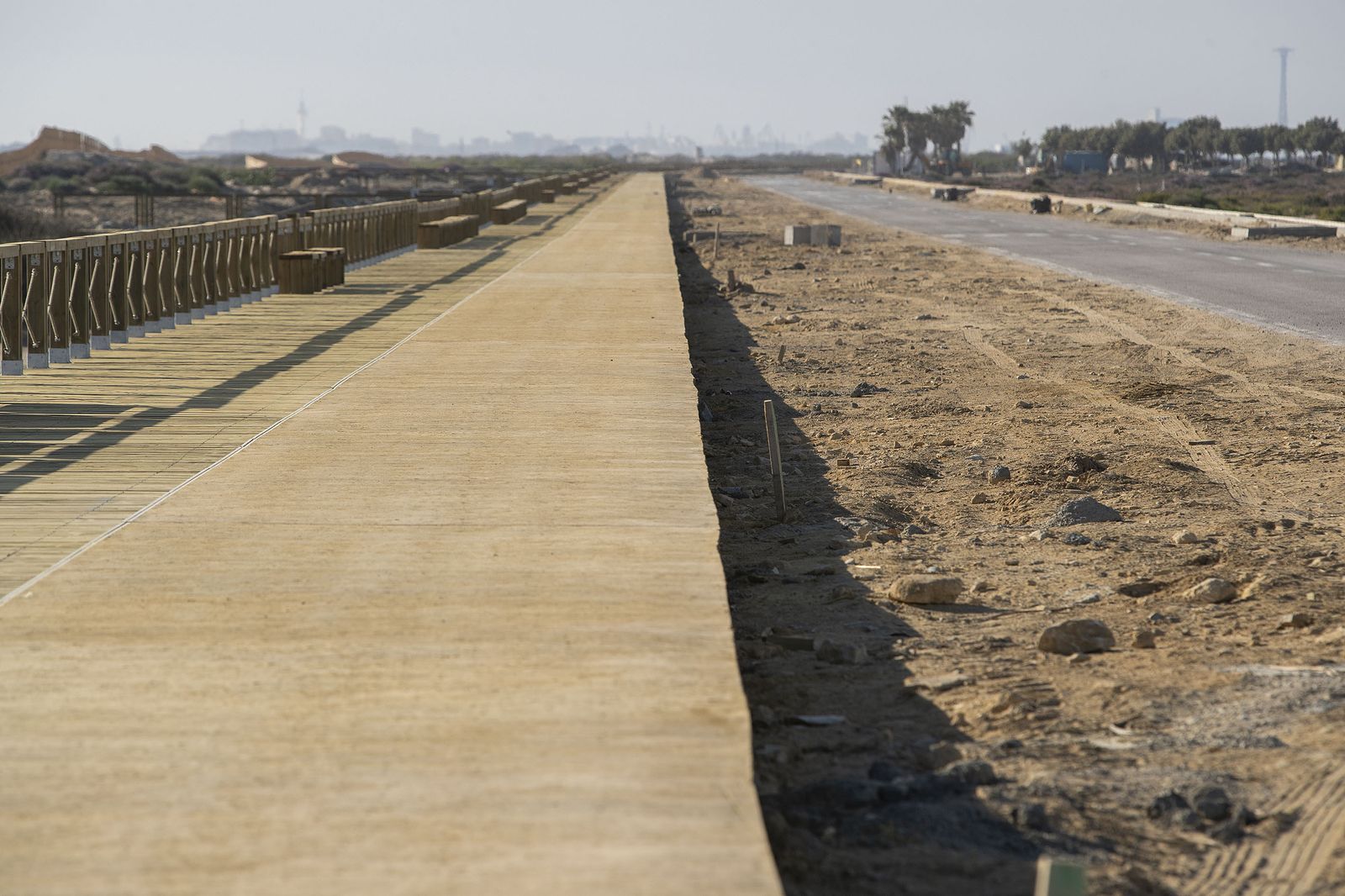 Las obras de la playa de Camposo y el nuevo paseo marítimo que necesita mejoras.
